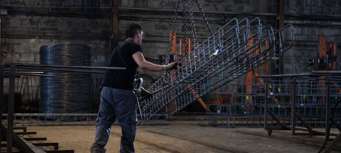 Trabajador en el taller de ferralla de Prearcon